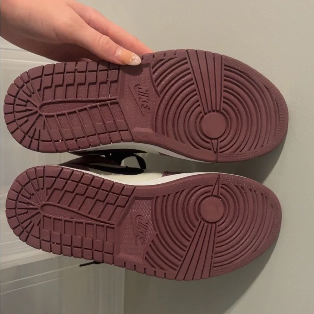 Jordan 1 Mid SE in ‘BERRY PINK’ - Picture 4 of 5